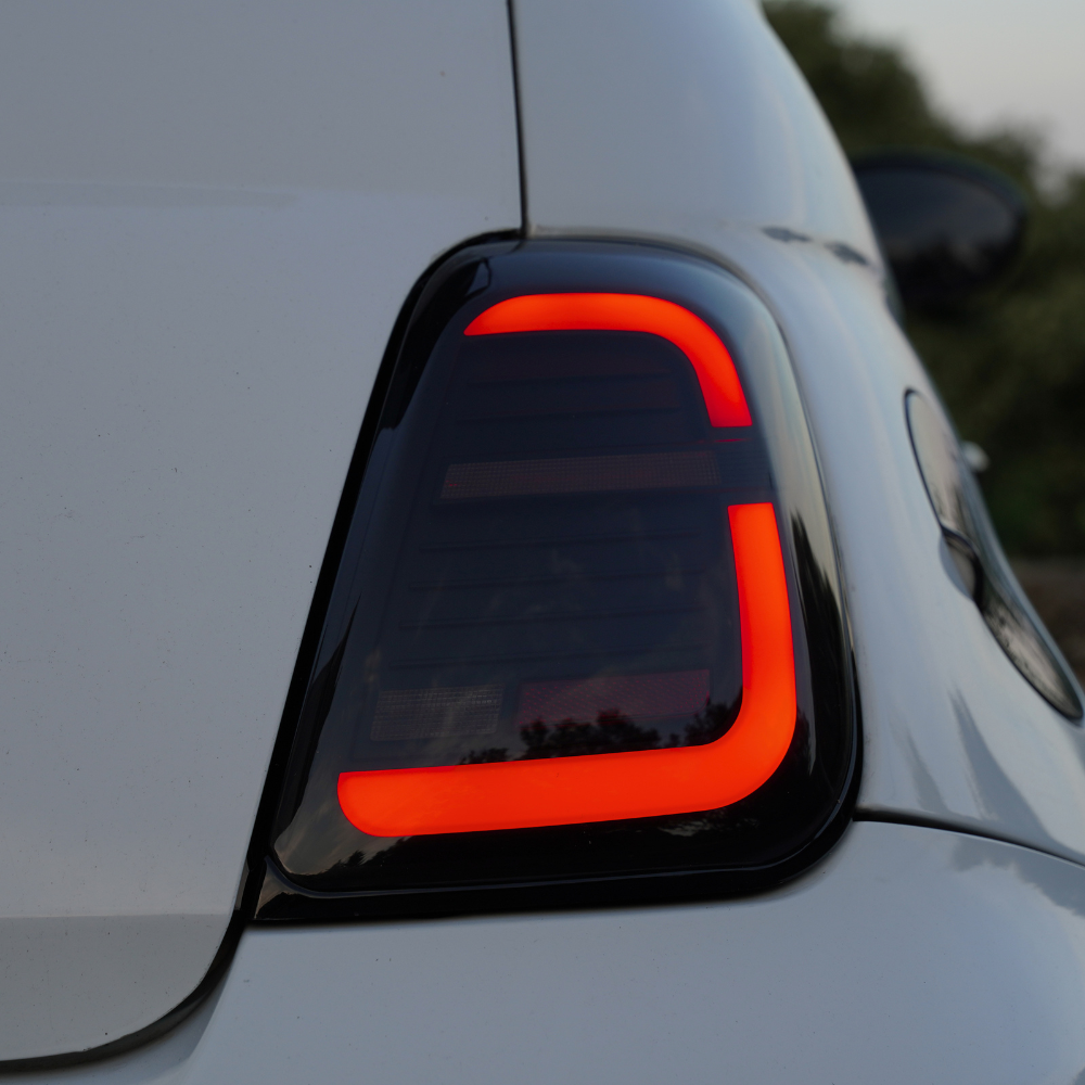 Close-up of the illuminated left DEMAX Series 2 Full LED tail light | Détail du feu arrière gauche Full LED DEMAX Série 2 allumé